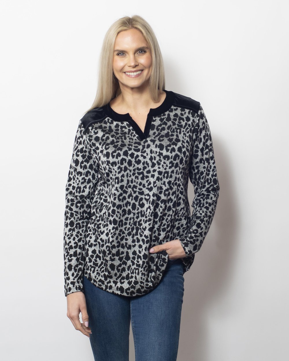 Animal Jacq'd V-Neck Long Sleeve